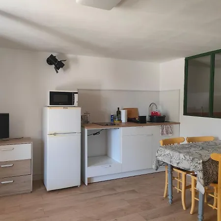 Apartman Renovated Studio With Terrace Saint-Quentin-la-Poterie