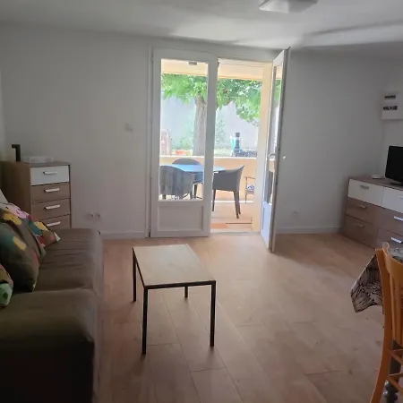 Renovated Studio With Terrace Апартаменты Сен-Кентен-ла-Потри